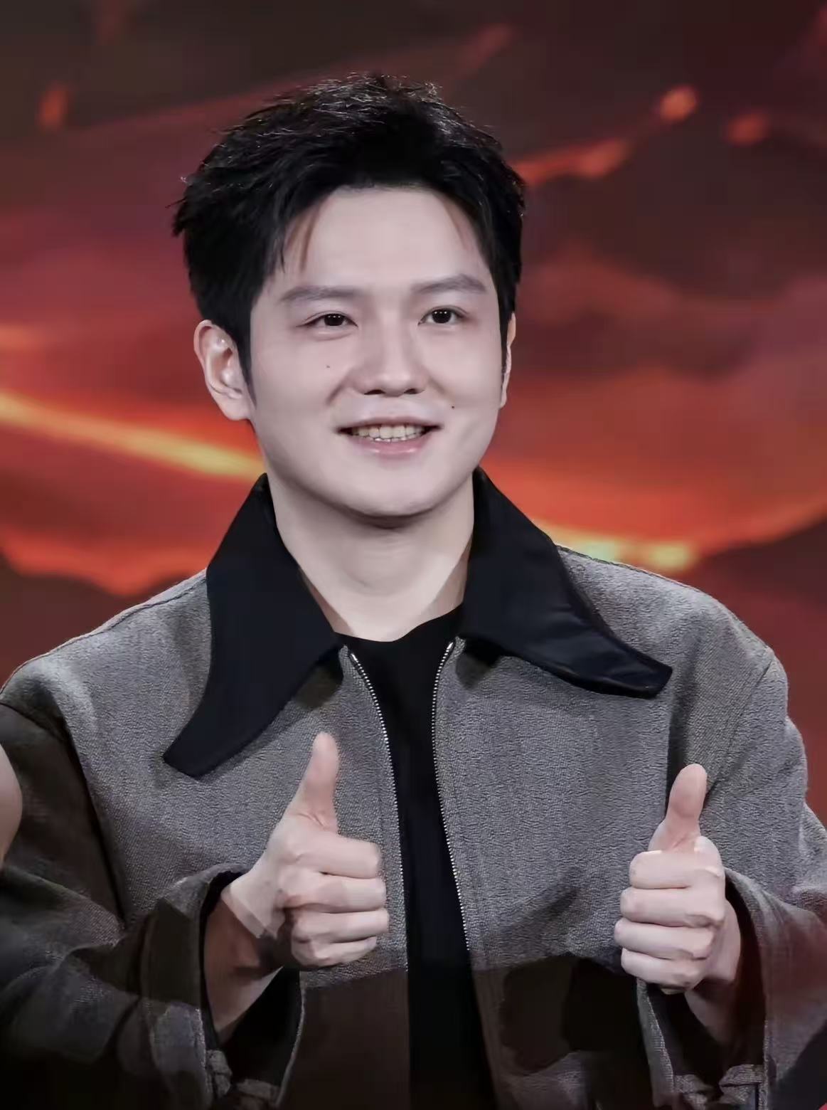 10月16日，樊振东现身上海凯迪拉克汽车发布会！

化妆后的樊振东好帅好帅呀，谁也没想到樊振东会突然空降，还穿了新夹克，坐在一群高管中，那新发型帅出了天际！

樊振东还去了凯迪拉克实验室，作为品牌代言人，东哥说一定要亲自体验车的每一个测试环节，这样才能对得起因为喜欢他而买这个品牌的消费者。真不愧是我