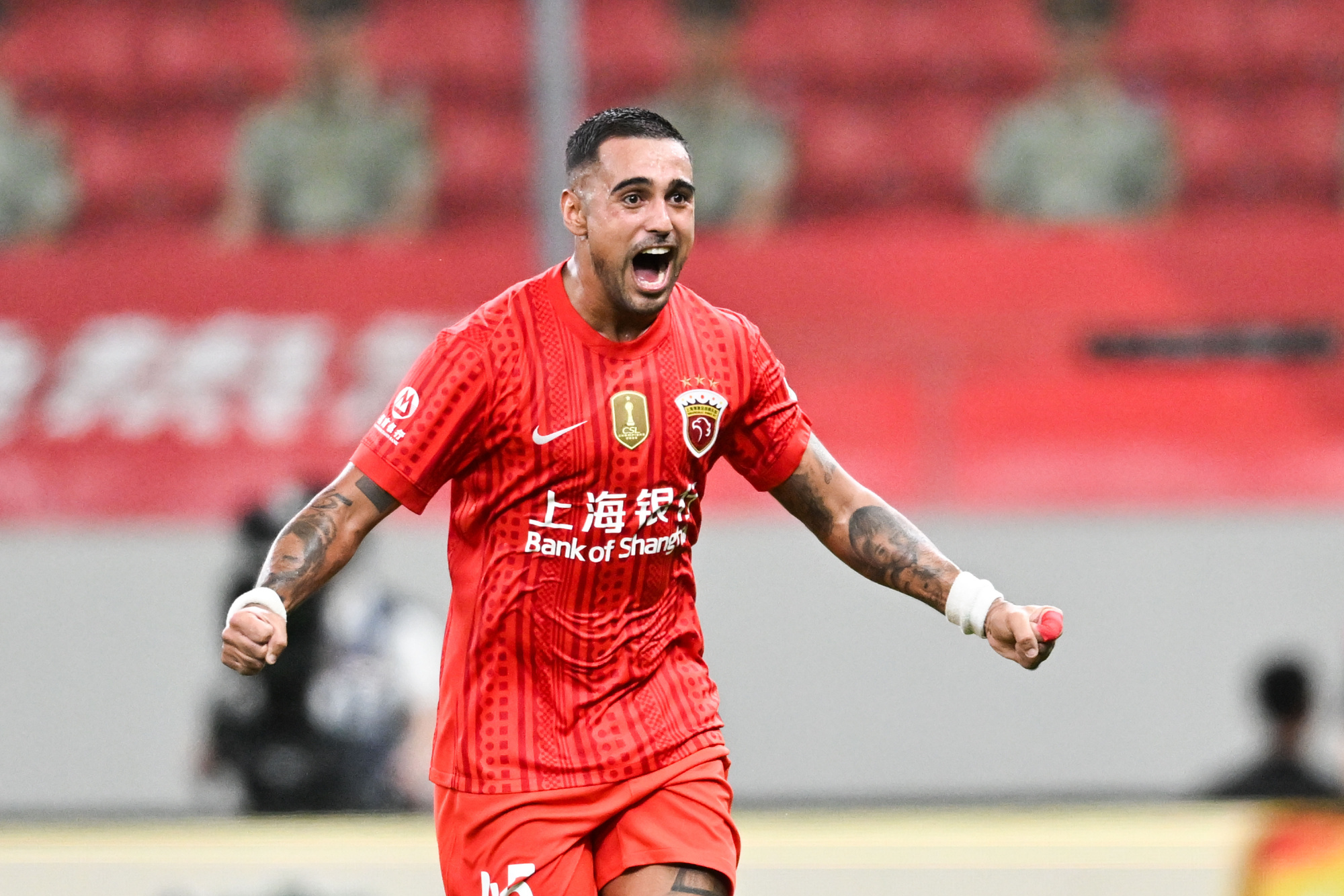 海港2-0德比完胜申花！莱昂纳多、李新翔破门    7月25日晚中超上...