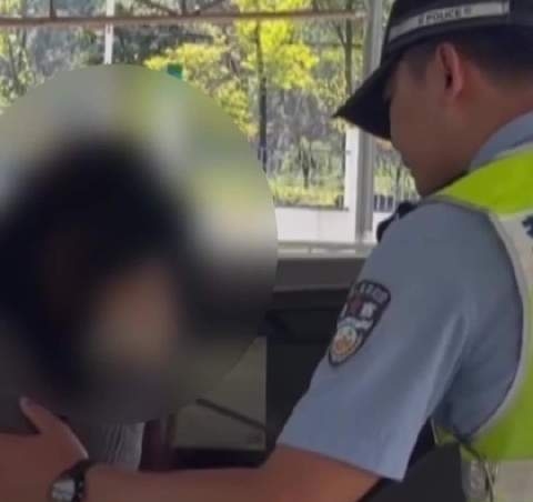 继母怀疑女孩拿一百元 十五岁少女负气离家 自学开车跨省被查获

凯里西收费站的车流里，一辆车被拦下。驾驶座上是十五岁女孩。她不是去旅行，也不是被谁绑架。她带着一肚子委屈，从湖南把车开到贵州。起因只有一百元：继母怀疑她拿了钱，她觉得人格被按在桌上审问。于是，她拿走车钥匙，靠刷视频自学驾驶，把公路当成逃