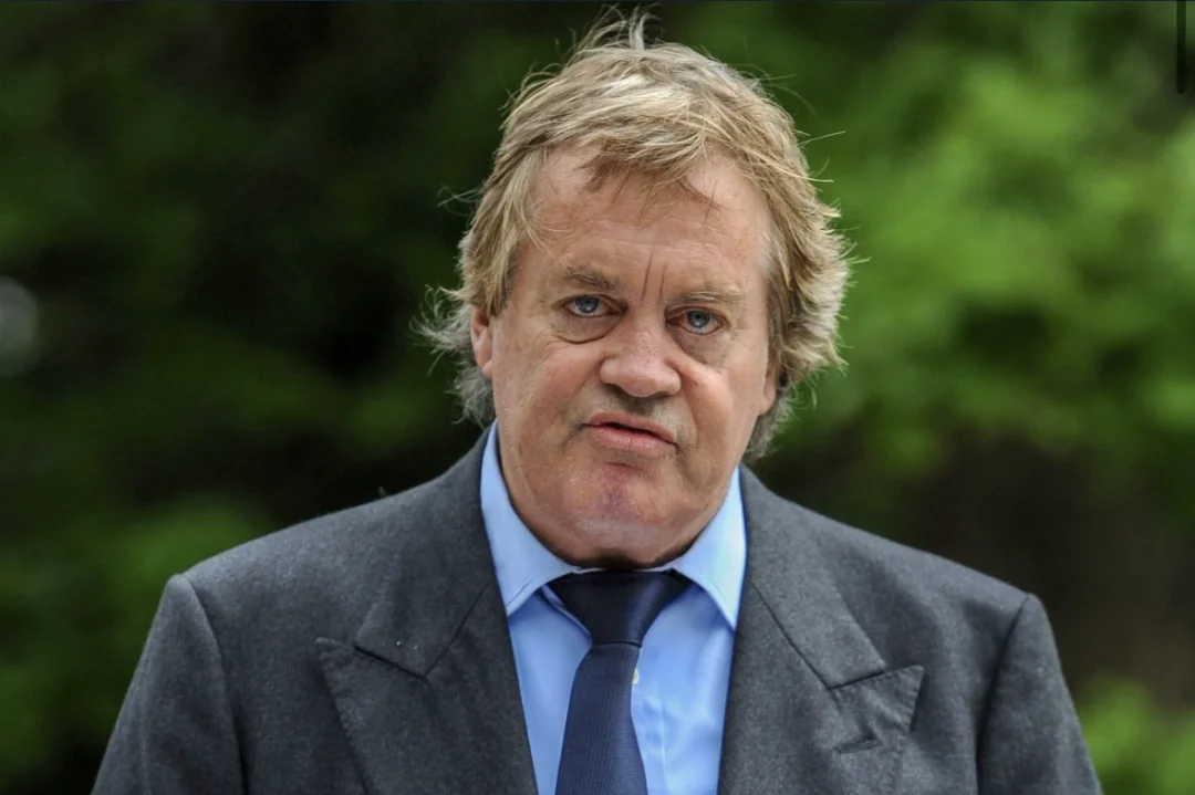 英国贵族，曾有毒瘾且被父亲剥夺继承权