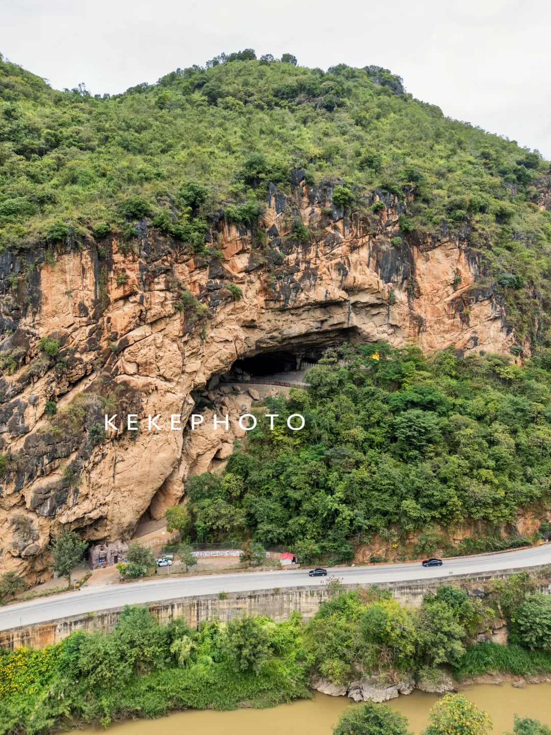 这个山洞尽然是新石器时期早期洞穴遗址