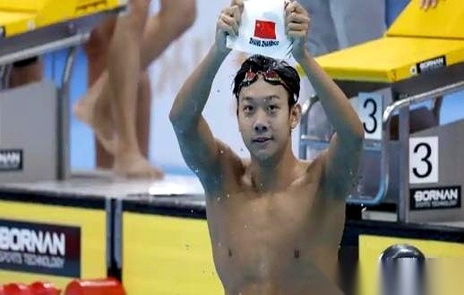 19岁的张展硕在男子4×200米自由泳接力决赛入水时，中国队落后日本队将近两秒。
他在最后15米反超对手0.88秒，抢回了中国队在这个项目上时隔16年的亚运金牌。
而这只是个开始，548名首次参加亚运会的中国代表团成员正在利用这片赛场，为2028年洛杉矶奥运会提前磨合阵容。
体育竞技最让人绝望的，不