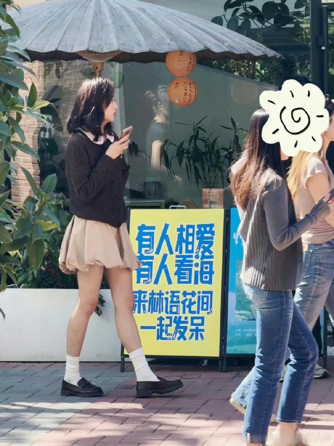 #北京郎园偶遇孙千#哇哦，居然在《早春晴朗》的取景地碰到Flora了，这是什么好运气～虽然《早春晴朗》已经大结局了，但是感觉很多人还沉浸在剧中，真的舍不得走出来，等真的要走出来就会像失恋一样，后劲真的太大了！期待孙千的新剧～ ​