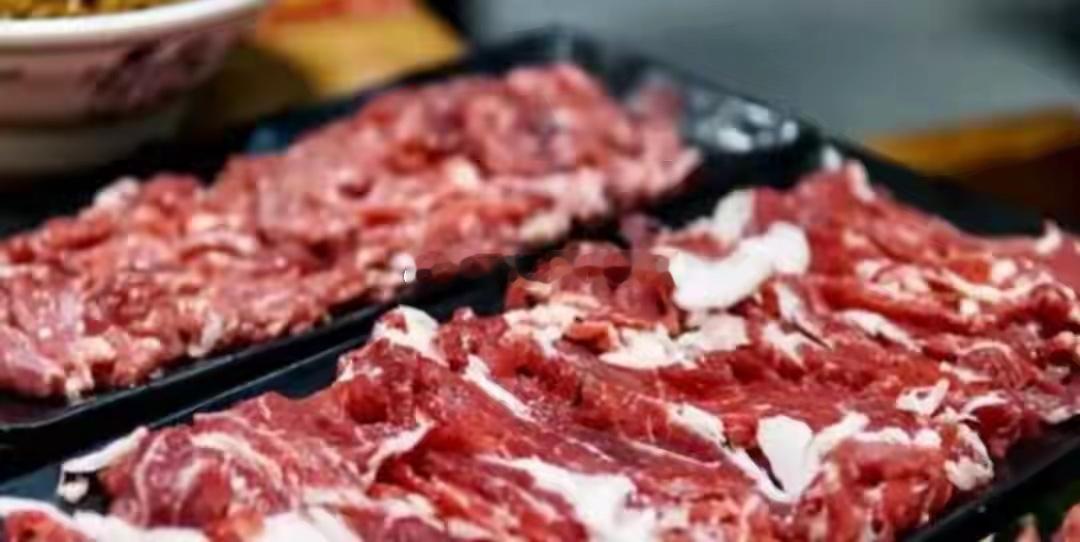 过去的几年里，巴西、阿根廷、澳大利亚等国的低价进口牛肉大量进入中国市场，一度把国内牛肉价格压到了低位。
消费者和许多餐饮从业者都吃到了“便宜牛肉红利”，只是国内的肉牛养殖户却长期承受亏损压力。
进入2026年，情况开始变化。中国开始对进口牛肉实施保障措施，并按来源国设置年度配额。
9月30 ​
