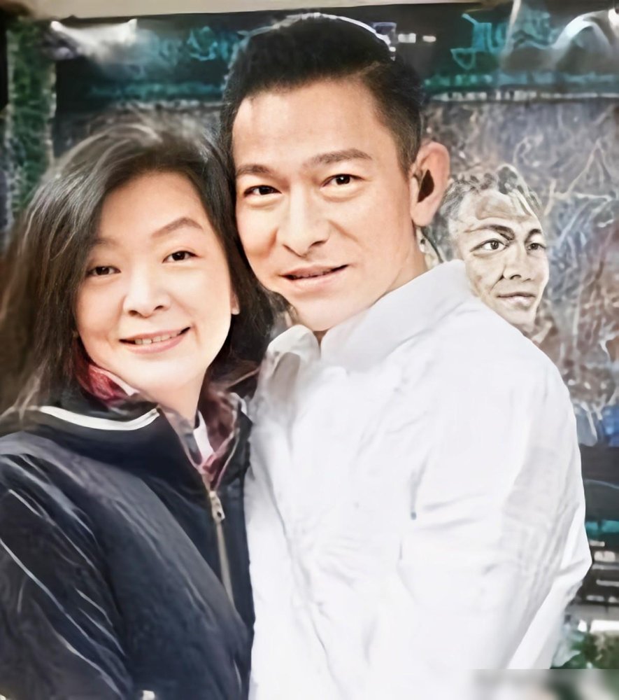 65岁了，刘德华把老婆带出来了，全场没一个人敢骂。
朱丽倩就站在台下，没化妆，没华服，安安静静看他穿着浅灰西装小跑上台。他清唱《非凡》，嗓子有点哑，唱完朝她那个方向点了下头。
几十年了，别人塌房他盖房，别人换老婆他躲镜头。红馆跨年20场刚官宣，内地六城巡演批文也下来了，2028年唱完还要转行当导