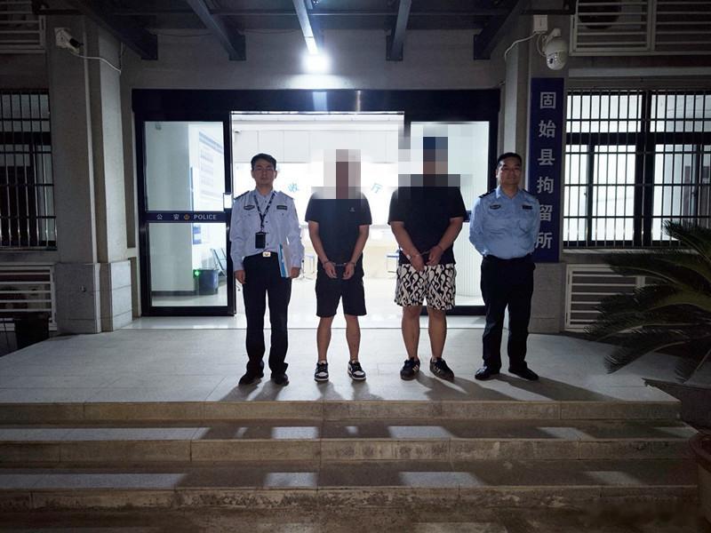 【凌晨张贴违法“广告”！固始警方当场抓获两名跨省流窜违法行为人】

你的车窗、后视镜上
是否被贴过各类小卡片“广告”
上面不仅有刺眼的文字
还附有二维码、网址链接等
这种“广告”
其实是电信网络诈骗典型引流套路

日前，固始县公安局特巡警大队
持续加大街面巡控频次
强化夜间巡逻防控
成功抓获 ​