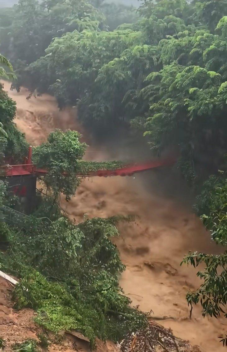 #海南五指山特大暴雨#看到海南五指山特大暴雨的新闻心里揪得慌，单日雨量破历史极值，街道被淹，停水停气。山区的雨太凶险，就算雨停了，山体滑坡、山洪隐患还在，希望当地人都平平安安。[good][good] ​