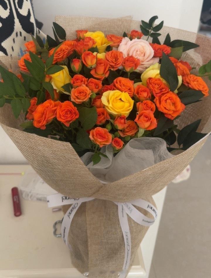 额敏花店，拿到花的那一刻人麻了，做不出来你别放网上的图片，没有种类花能不能跟我联系，做成这样怎么好意思配送的……商家的四个电话号，微信，平台私聊全部不接，先在美团找了另一家重新订了一束鲜花，然后拿着这个丑花开车去店里骂她 出了门我都后悔说轻了 又发现新定的另一家花店还是她这个店…… ​