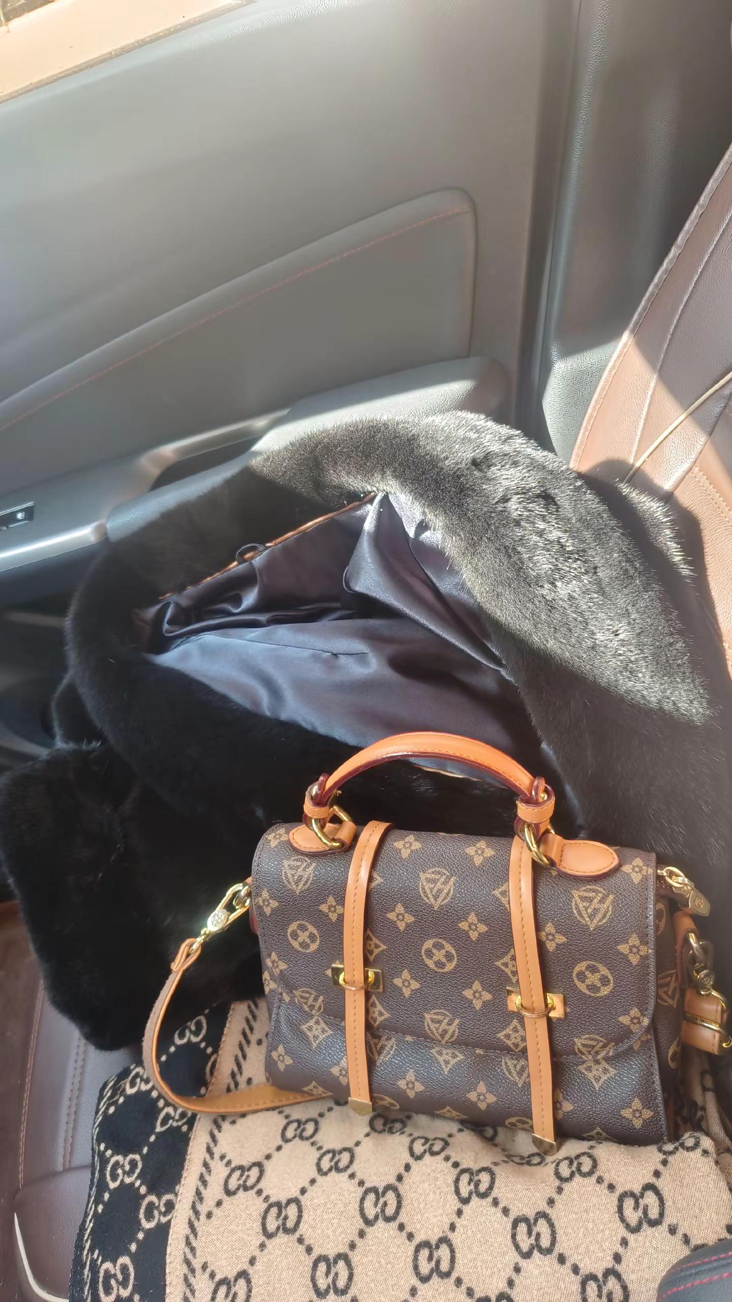 成熟女人的三大标志:  穿貂，买黄金，听凤凰传奇😂😂