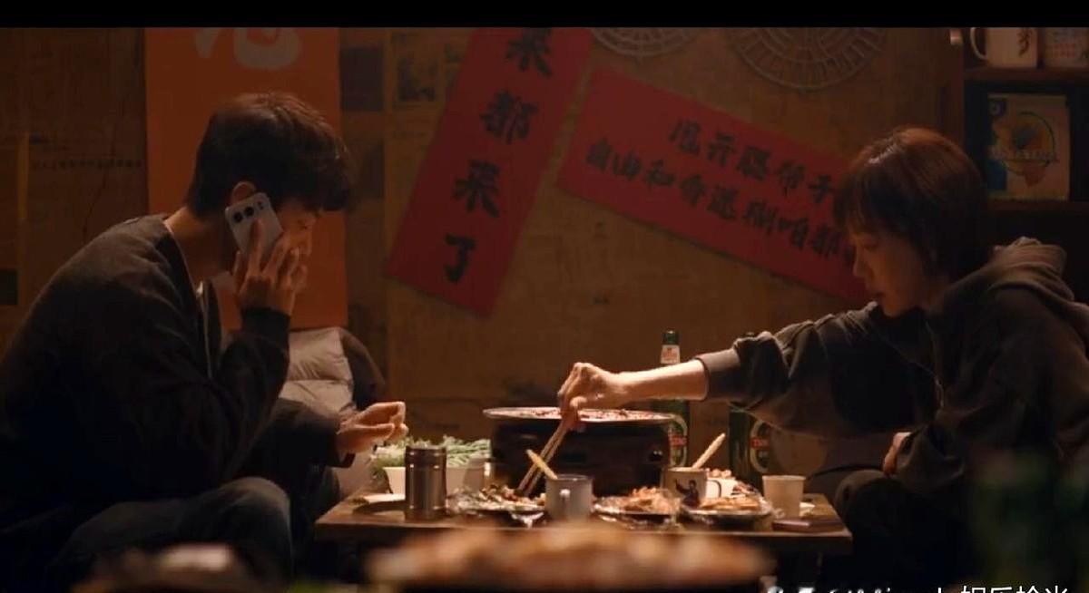 《小城良方》收视直接冲顶，但最让人挪不开眼的，居然是肖战和姜妍坐在一起啃烧烤。

戏里这段吃锦州烧烤的戏码，烟火气直接拉满。大名鼎鼎的锦州烧烤这回算是彻底出圈了，演员在镜头前吃得接地气，观众在屏幕前直咽口水。好剧抓人往往就靠这种生活细节，不用搞悬浮剧情。

就冲这段把地方特色拍绝的吃戏，你觉得这部剧