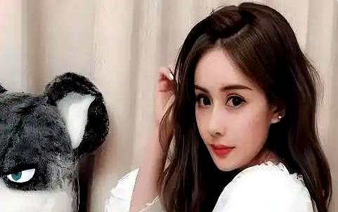 当男粉在网上拍胸脯说每月给100万时，韦雪抬手就挡：不用，留着花。
她顺口把账算清：真能月月掏这数的，不会找她，会去挑20岁的。
她直接报了底牌：40岁，生了三个，女儿16，儿子7，还有个21岁的小男友。
脸能装成30，身体比不过二十来岁。
哪个有钱人会选她？
网友夸她“人间清醒”，甚至端到甄嬛那格