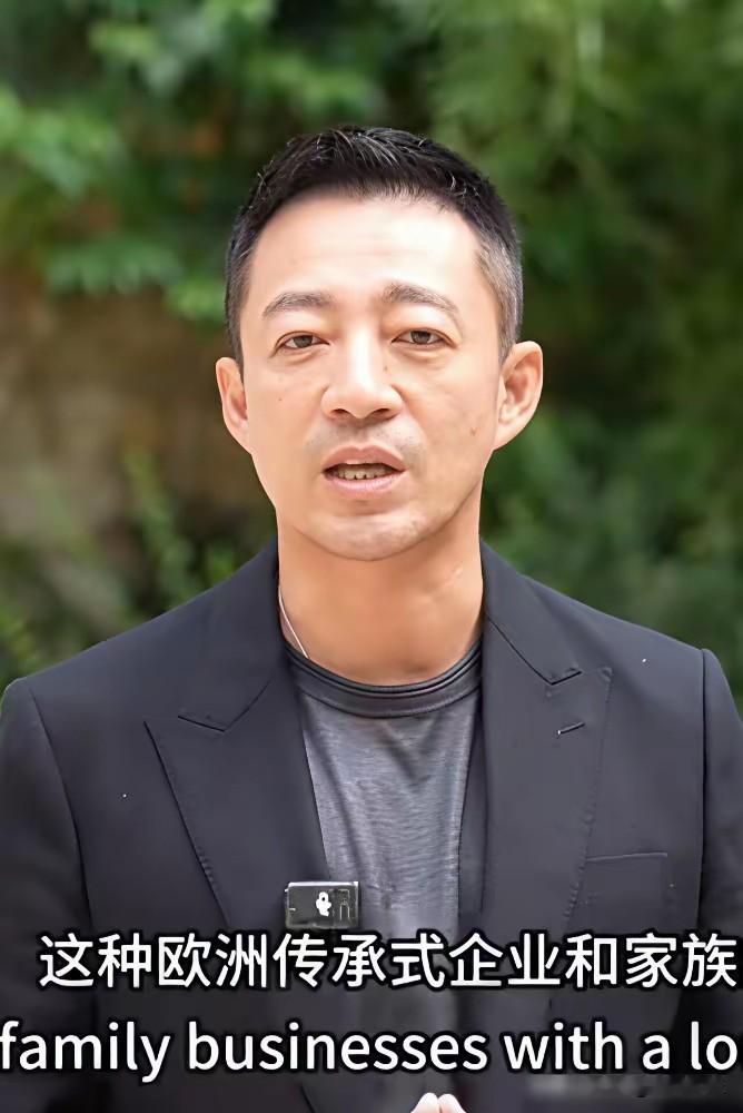 汪小菲有没有割双眼皮不重要了，重要的是汪小菲的健康状态看起来不是很好。
眼睛凸，右边脖子粗，整个人越来越显老。
40多岁像50多岁，感觉气色比他老爸汪大爷还差。
有人说这是因为他压力大，处在企业家转型期，焦虑、熬夜导致身体状况不如以前。
说实话，不管是哪一个年龄段，熬夜是真的是非常伤身体的，所以能不