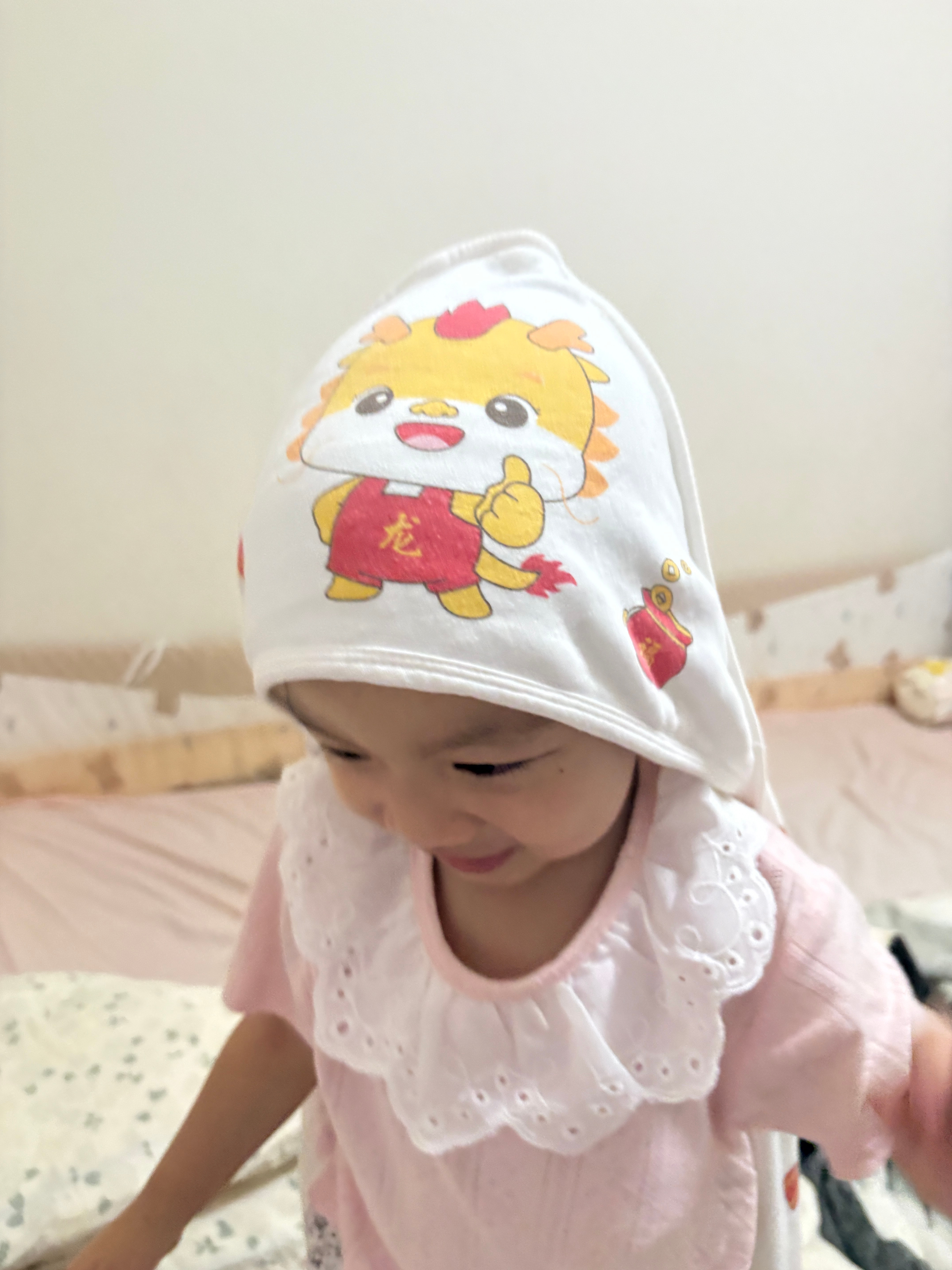 喜欢躲猫猫和咚隆咚隆锵，是爸爸从小就跟她玩的游戏

#金晨我不是迪丽热巴#
8月24日，金晨在直播中戴了一顶黑色鸭舌帽，弹幕瞬间刷屏——网友们把她认成了迪丽热巴。她拿起帽子对着镜头笑着说：“这明明是迪丽热巴同款啊！我不是迪丽热巴，我只是戴了她的同款帽子。”她还自嘲正处在留头发的尴尬期，帽 ​