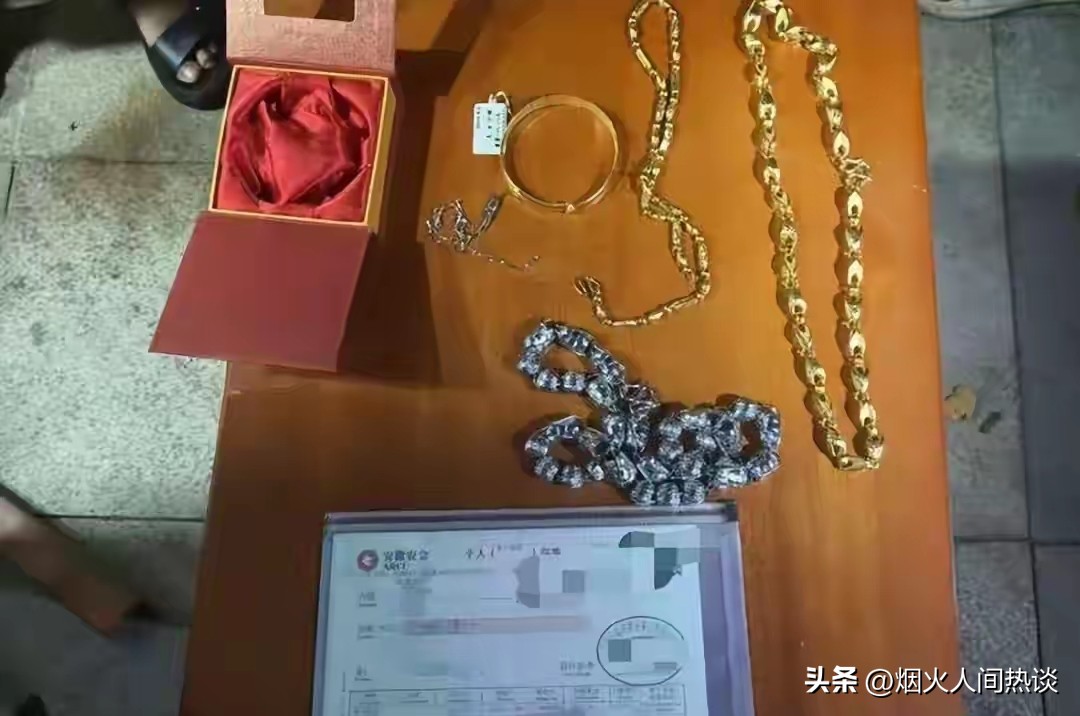 安徽芜湖因为搬家，20岁姑娘差点酿出大祸，
 
乔迁新居时，二十岁女儿挪床头柜，