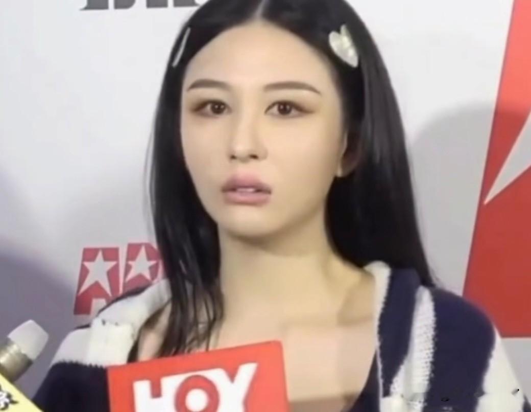 25岁的沈月，把追她的全拒了。她说不是没人追，是追的都被她拒绝了！
 
沈月是谁？邱淑贞的大女儿，爸爸是时装品牌老板沈嘉伟，从小被叫&34;最美星二代&34;。最近她出席活动被问到感情状况，大方得很：追的人不少，全拒了，数量多到数不清。她相信一见钟情，第一眼没心动的，绝不继续。
 
那她的标准是什么？要靓仔，靓