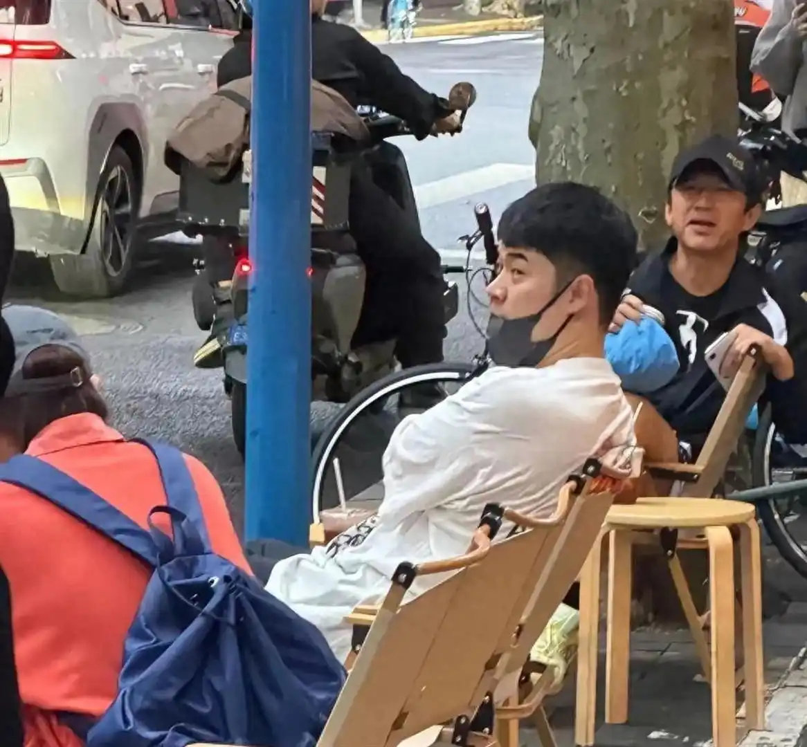 邓超陈赫现身上海街头喝咖啡！俩人往路边一瘫，网友：这松弛感真绝了 ​