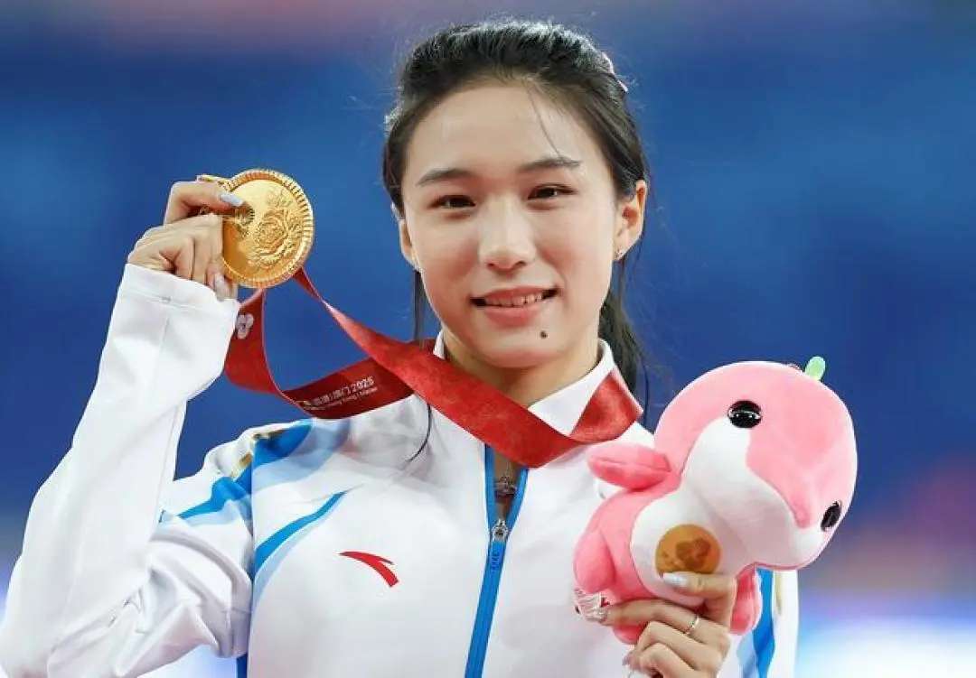 你只知道她快，但你不知道她有多快
很多人只看见“小孩姐”陈妤颉百米冲线夺冠，跑出11秒06打破亚运会纪录，却很少有人了解，这位17岁田径小将，身体机能到底有多恐怖 。
 
身高一米六出头，在短跑选手当中并不占优势，步幅并不是她的强项，她真正的杀手锏，是与生俱来的神经反应、极致步频与超强的脚踝弹性。
