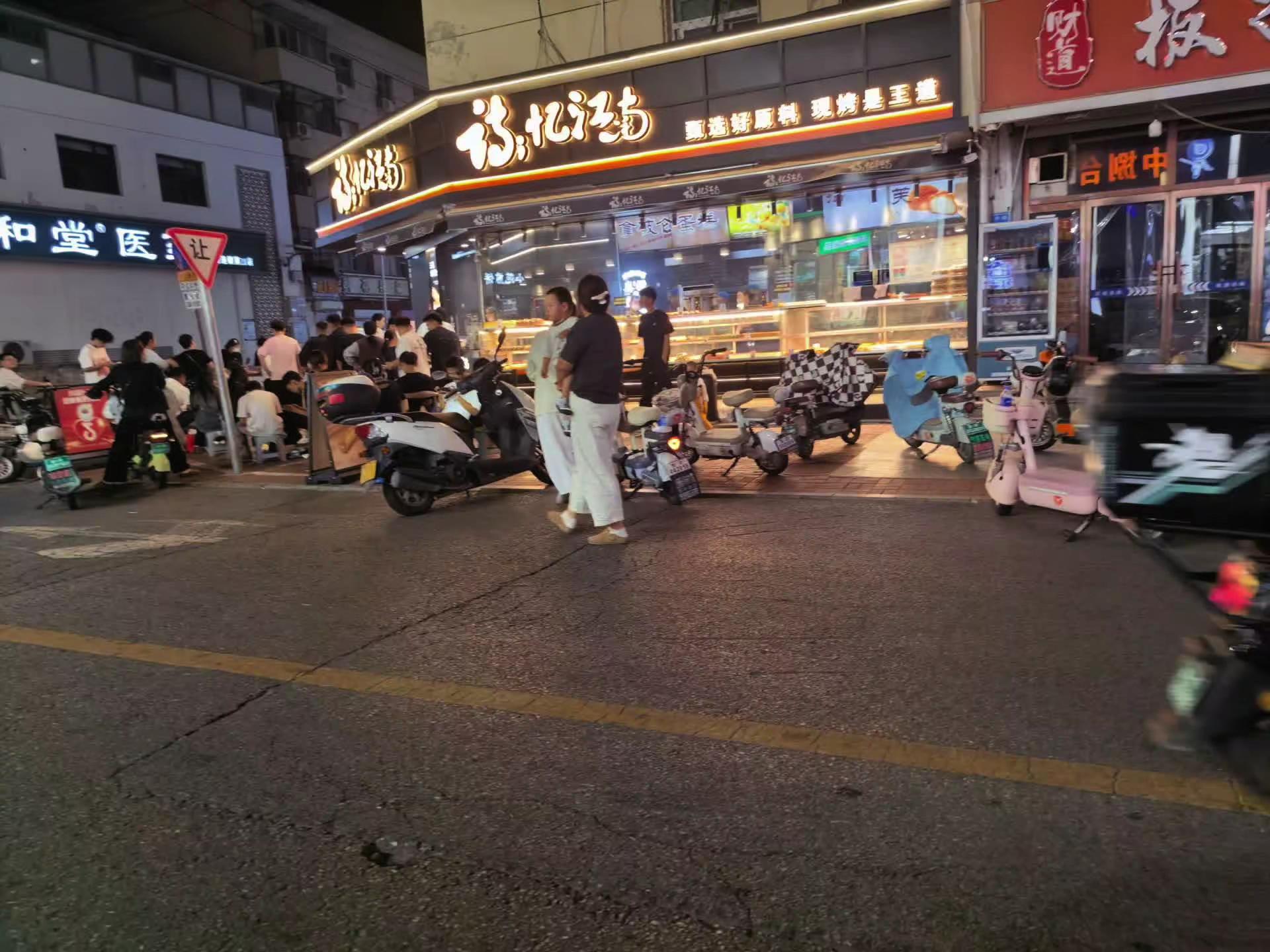 咱也不知道是什么梗，排队一小时也得吃