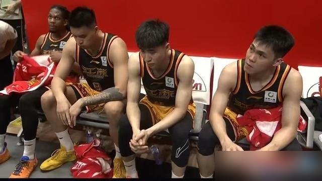 85比89，江苏男篮主场开门黑。喊了一夏天的“逆鳞”，第一场就让福建给拔了。
三分球21%的命中率，篮筐都快被砸歪了。庞峥麟砍20分有什么用？球一到他手里就发烫，急躁得跟赶火车似的。花大钱请来的贝西洛维奇坐下面，曾繁日站里面，结果还是老样子。
管理层说目标季后赛，外援一口气签了仨，年轻人也调上来