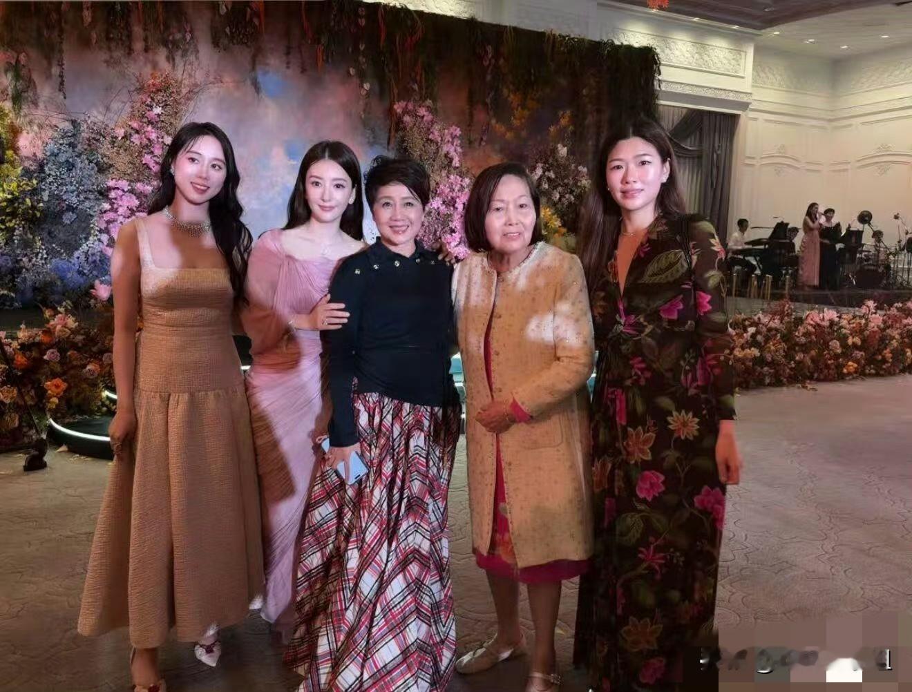 郭富城老婆方媛现身澳门，出席何猷君奚梦瑶的婚礼答谢宴，还与何猷君妈妈梁安琪合照。 ​
郭富城好像没去，估计方媛就是代表她老公出席的！
方媛穿的这条粉色裙子还挺漂亮的，给人一种温温柔柔的感觉！
我才发现何超琼也出席了奚梦瑶何猷君的答谢宴啊！