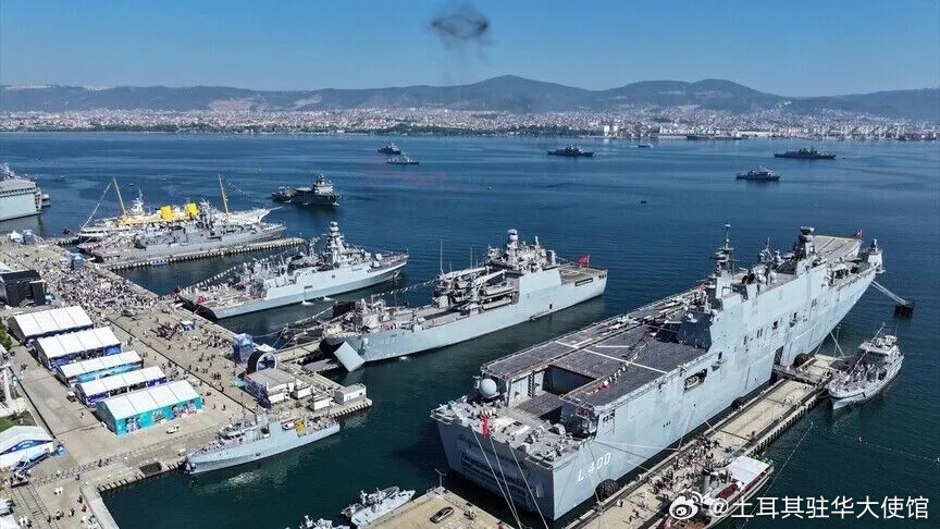 【土耳其顶级海事盛会TEKNOFEST蓝色家园科技节开幕，37艘海军舰艇亮相展出】
周四（8月20日），土耳其顶级海事海军盛会TEKNOFEST蓝色家园科技节正式开幕，集中展示土耳其海军实力、技术自主水平以及本土国防实力。本次活动属于2026年土耳其航空航天科技节（TEKNOFEST）系列活动，开幕地点位于土耳其西 ​