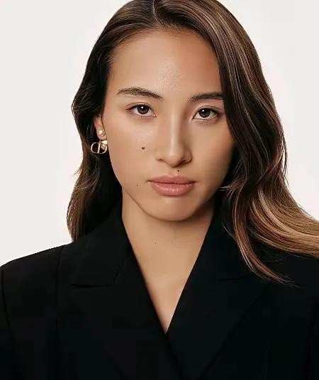 王嘉尔在TVB节目里被问这两年有没有遇到能认真发展的女生，他回了一句“大部分都自己解决”。2025年11月30日，TVB《芷珊再约王嘉尔》播出，主持人黎芷珊问完，王嘉尔说“自己解决囉，自己解决自己所需的問題，我也是人嘛，至少不會亂來”。第二天，热搜关键词“王嘉尔曝自己解决生理需求”登上微博文娱类热搜