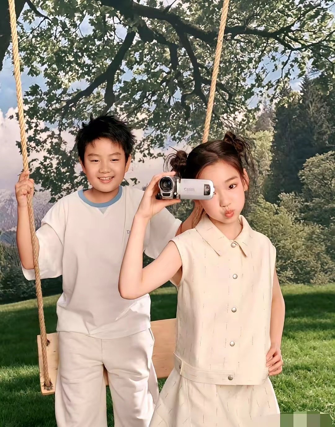 董璇女儿和佟大为儿子同框的照片出来，性格反差明显 ​