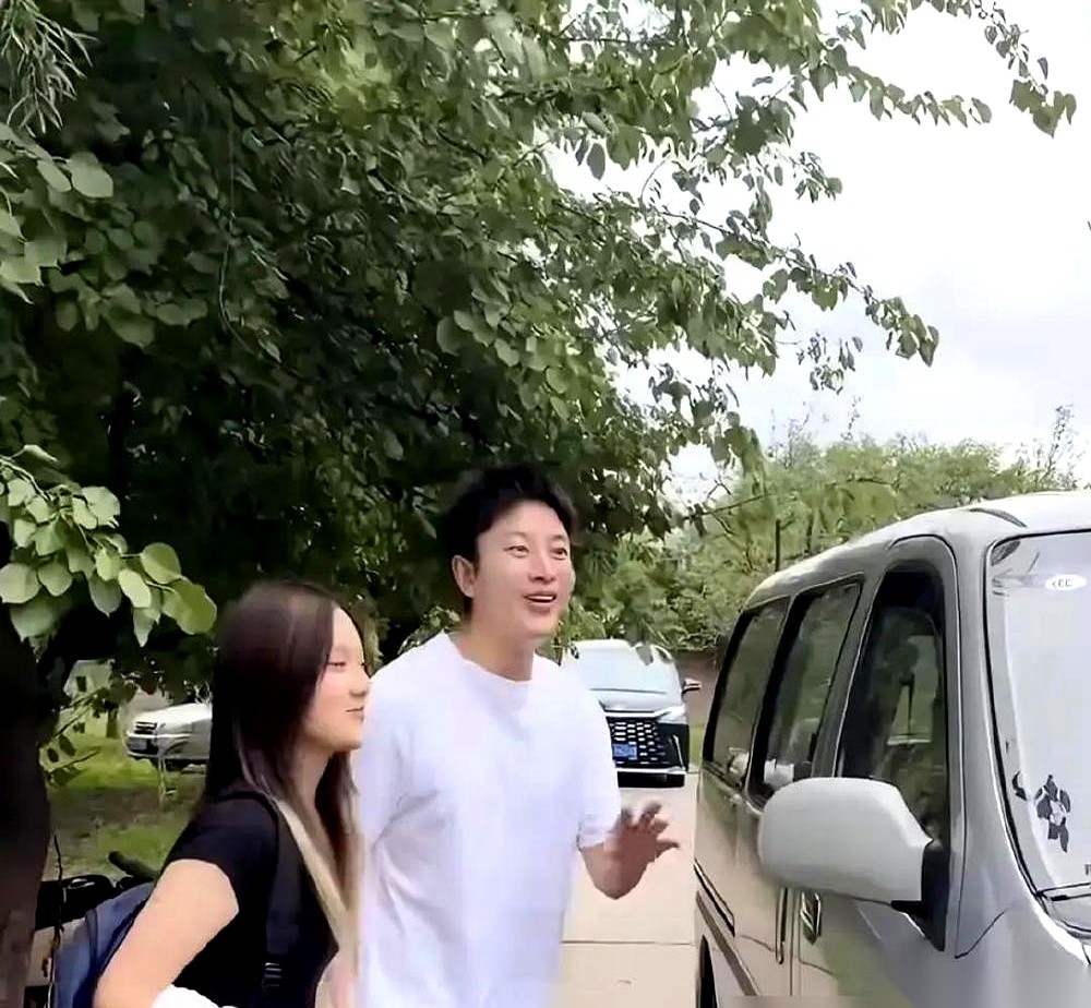 9月9日，贾乃亮和前妻带着女儿同框做公益的视频在网上传开。评论区铺天盖地都在刷“世纪和解”，但你只要把画面放大，死死盯住贾乃亮的动作，就会发现这四个字有多滑稽。
现场的物资纸箱垒得老高。
他迈开大步走过去，腰一弯，双手死死扣住沉甸甸的箱底，胳膊一发力，闷着头就往旁边扛。从头到尾，他的视线就没往女方站