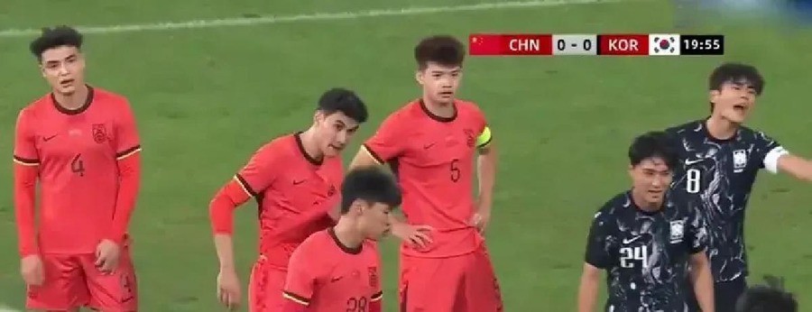 U23国足1-2韩国40年首球被逆转 王钰栋单刀破门毛伟杰伤退 10月3日铜牌战再拼一次
第22分钟，王钰栋单刀推射破门，大阪长居体育场看台上的中国球迷短暂沸腾。这粒进球打破了长达40年的亚运魔咒——上一次中国队在亚运赛场攻破韩国队球门，还要追溯到1986年汉城亚运会。
赛前的舆论几乎一边倒。韩国队