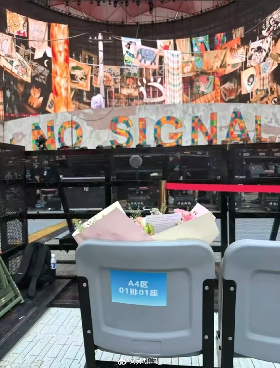 雷子鸟巢演唱会，照旧给敏子留的座位。

“直行或是转弯，我们最终都会相见。”

‖赵雷 ​