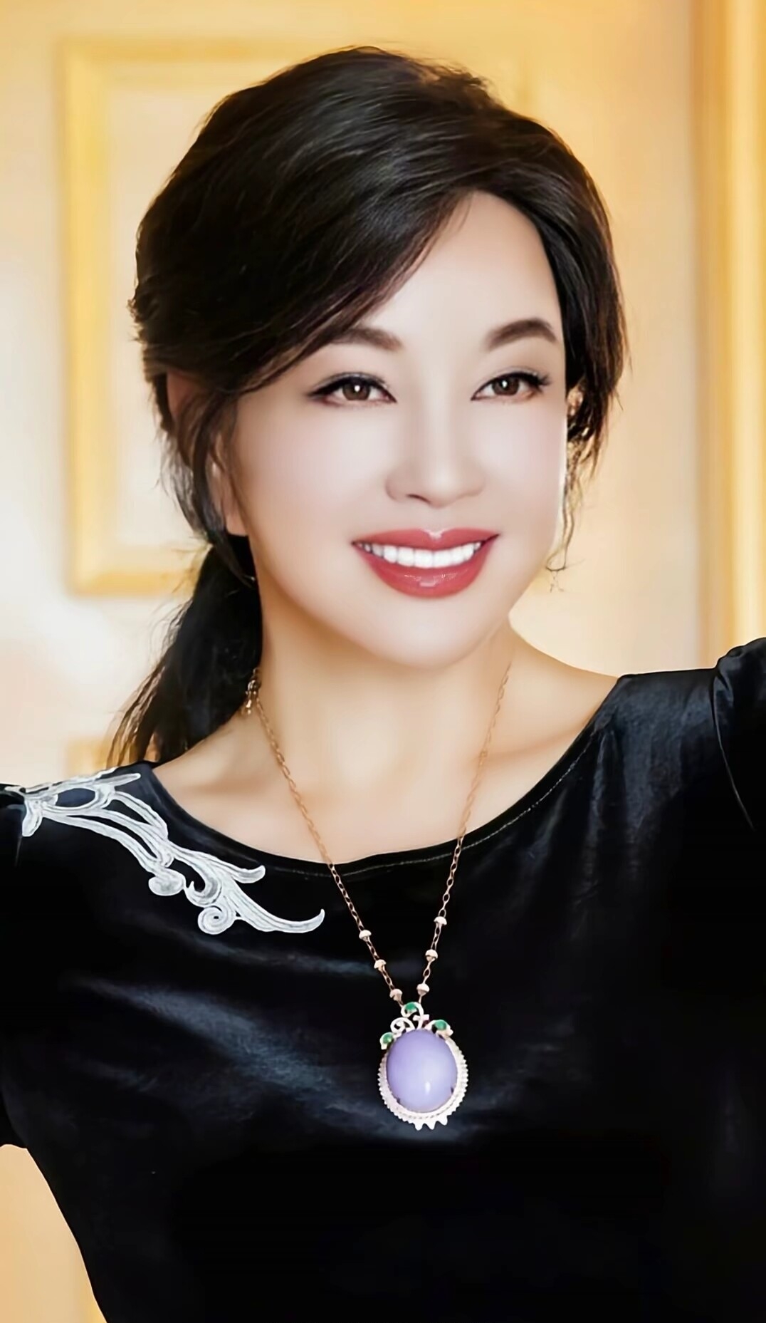 刘晓庆这三个字，简直就是内地演艺圈“实力派”的活注解，哪怕75岁跑去拍竖屏短剧演18岁少女，这份折腾大半辈子始终站在浪潮里的韧性，本身就是国产影视女性形象迭代的活标本。
