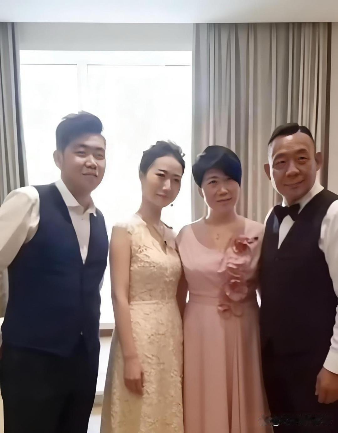 胖东来于东来，晒一家四口合影，婆媳长得好像 ​​​