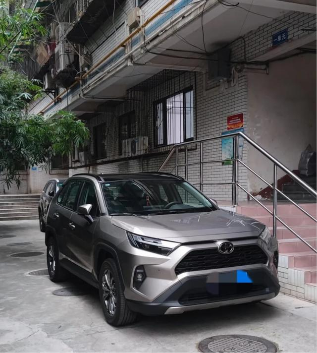 丰田RAV4荣放二手车——3万抄底四驱，6-8万选经典
RAV4荣放和CR-V是日系紧凑SUV的“双雄”，但2026年的RAV4，保值率下滑幅度比CR-V更明显。
RAV4荣放的三年保值率为56.46%，在紧凑型SUV中位列第三-14。2024款RAV4荣放的新车成交价最低已下探至11.52万元，2