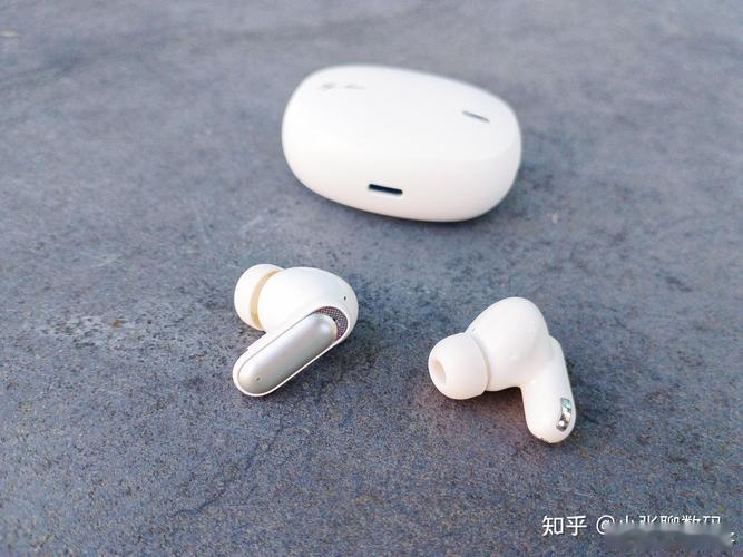新入的无线耳机降噪效果不错，在地铁里听播客，感觉世界只剩下声音。[#智能生活#] 科技果然让独处变得更享受了。不过也要记得偶尔摘下来，听听真实的声音。平衡，是成年人必修的课。 ​