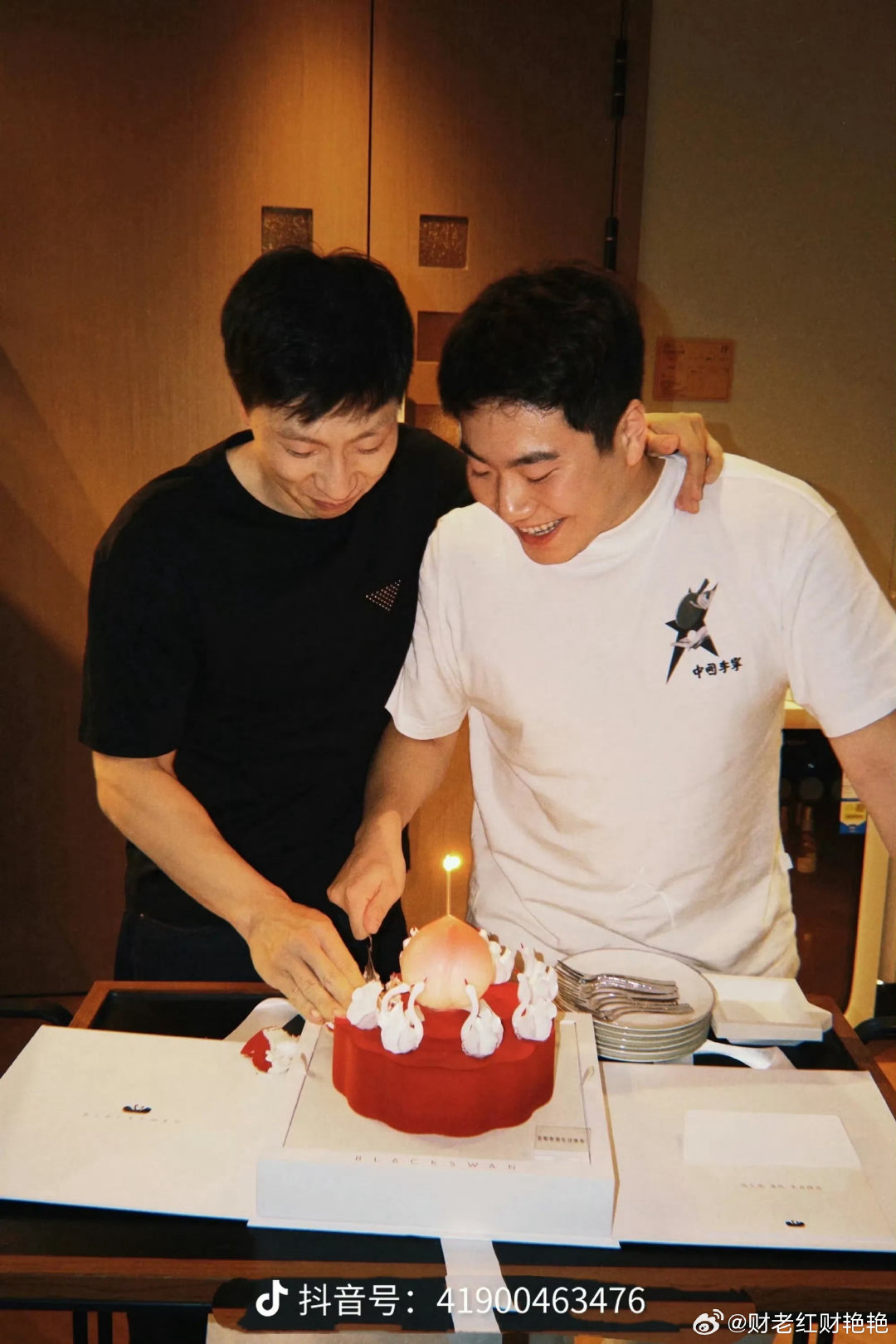 #马龙38岁生日#
    马龙都38岁了，想他夺冠时还是没多久前的事，他说现在还每周进行1-2次乒乓球训练。 ​
