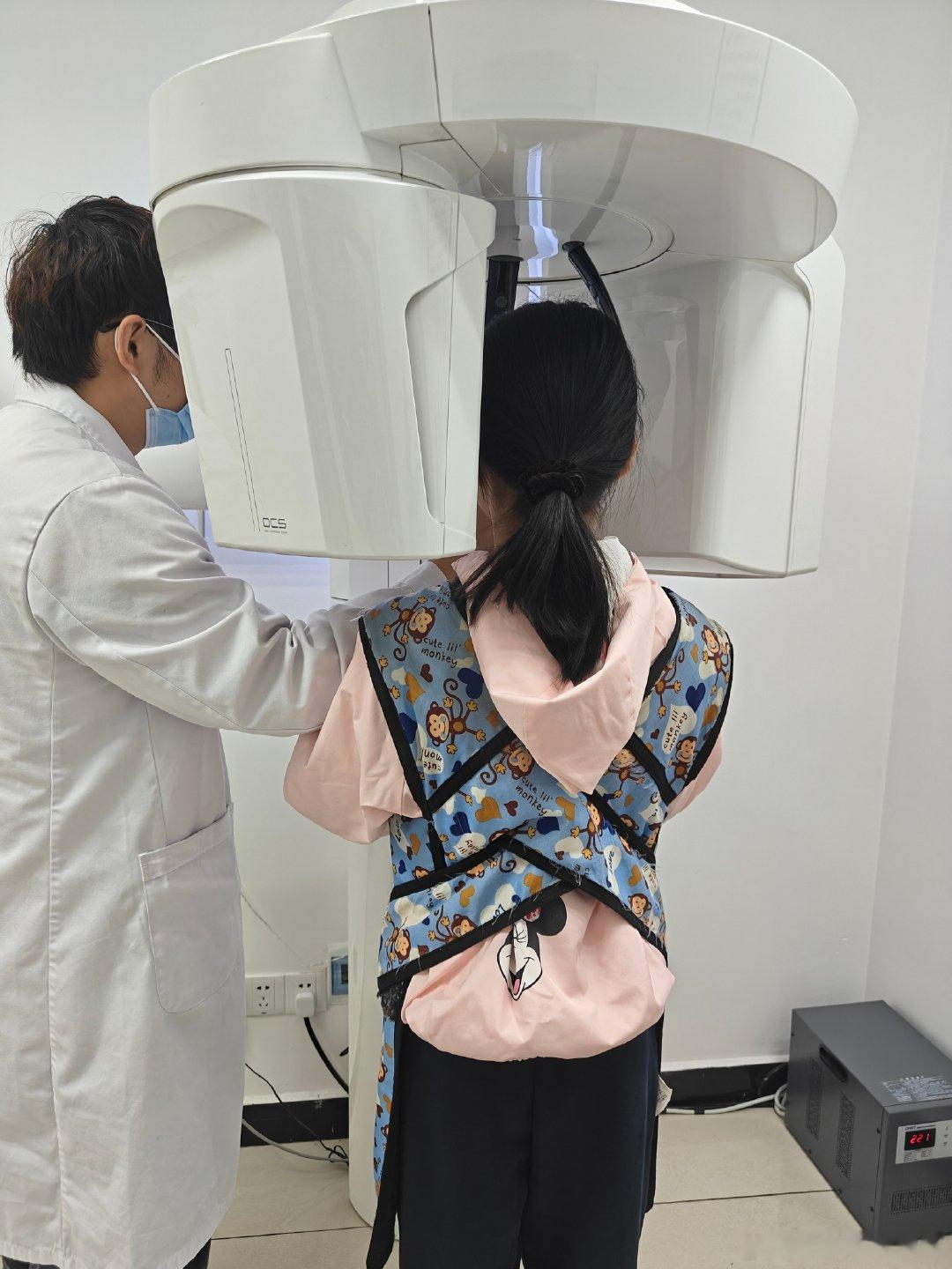 陪小朋友看完牙齿，和大学同学家人们一起吃饭。大家关心的是自己的健康，孩子们的现在和未来。
一个哥伦比亚大学的研究生毕业进了大厂。一个在中科大二少年班。年轻一代个性十足。
我关心他们都用哪些互联网。微信最多。
不上抖音，不用微博，也不用小红书。知乎B站，手游。 ​