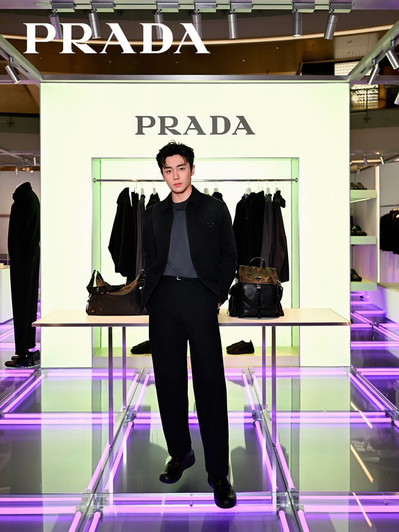 Prada Essence限时快闪店 | 延续极简风格