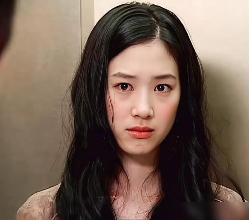 玄彬问孙艺珍：我们俩之间有过爱情吗？这话搁十年前我肯定觉得是渣男发言，现在听着咋这么踏实。
年轻时看《金三顺》，死活想不通玄彬为啥选胖乎乎的三顺，不选漂亮女二。心动不就是天雷地火，不漂亮哪来的爱情？
直到看见孙艺珍上节目说，家里三餐都是她做，冰箱常备自制披萨饺子。玄彬就爱吃泡菜锅蒸蛋，一家三口口