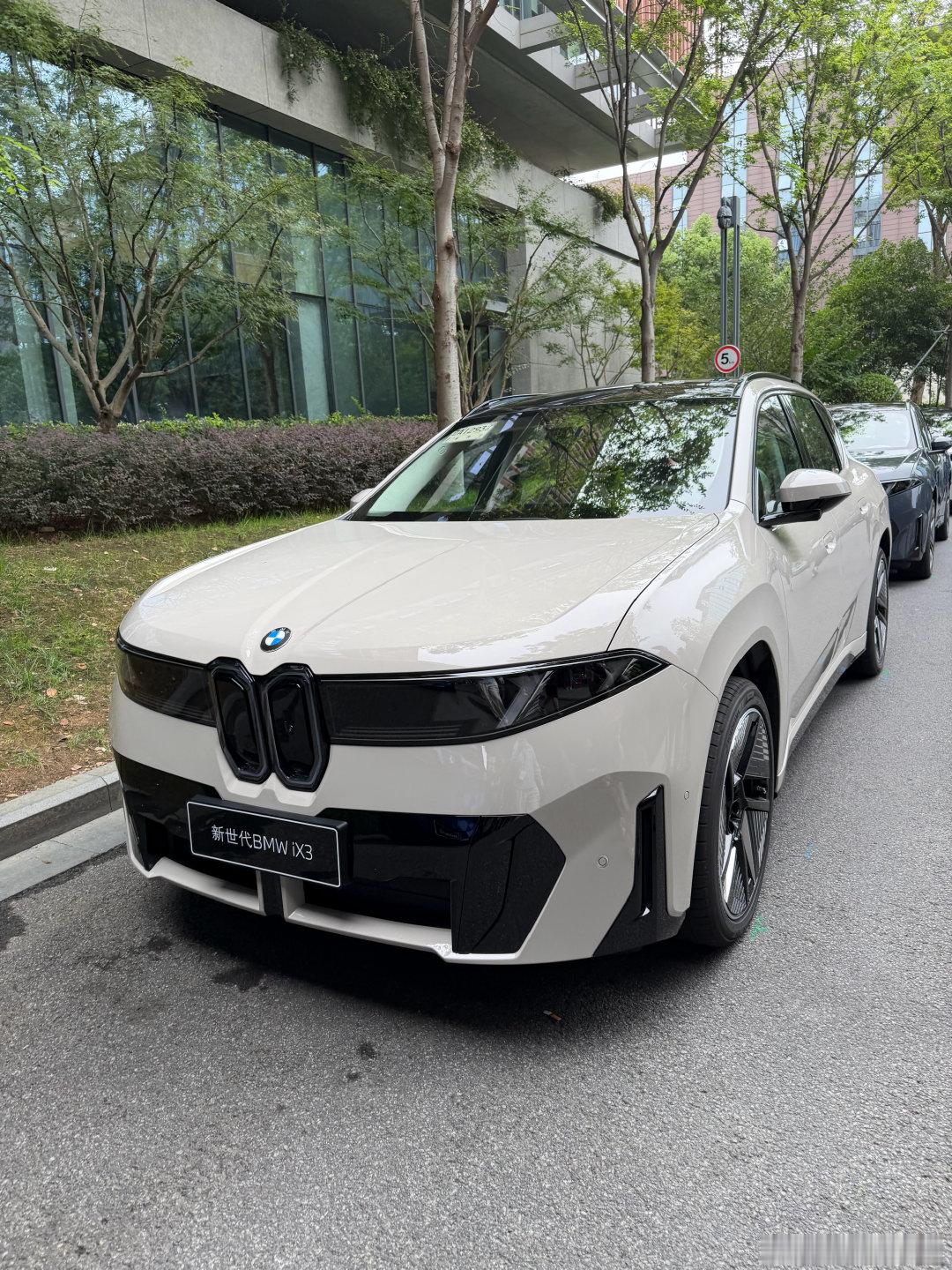 新世代BMW iX3 i3 7系 都开了，宝马的智驾远超预期 真的强！
#智能驾趣宝马新世代# ​