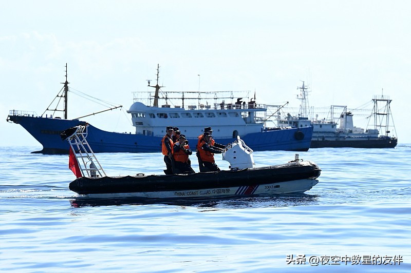 近日，解放军再次“亮剑”黄岩岛

9月27日，南部战区在位于黄岩岛周边的海空域组织海空联合演训：预警机、侦察机、新型无人机升空，玉林舰、天门舰、青海湖舰等抵近演训，课目是侦察预警、快速机动、联合搜救。 同一天，中国海警在黄岩岛附近演练登临检查、拦阻冲闯、强制拖离。 9月30日，南部战区再组织海空兵力