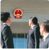 再审不是交材料就完事，读懂审查逻辑，才懂如何有效维权
 
不少当事人递交再审申请书之后，就以为大事已经做完，把全部希望寄托在书面文书上，在家被动等待结果。但再审从来不是提交材料就尘埃落定，审查阶段的有效跟进，会直接影响法官对全案的判断。
 
很多人混淆材料签收和正式受理。法院收下你的申请材料，只代表
