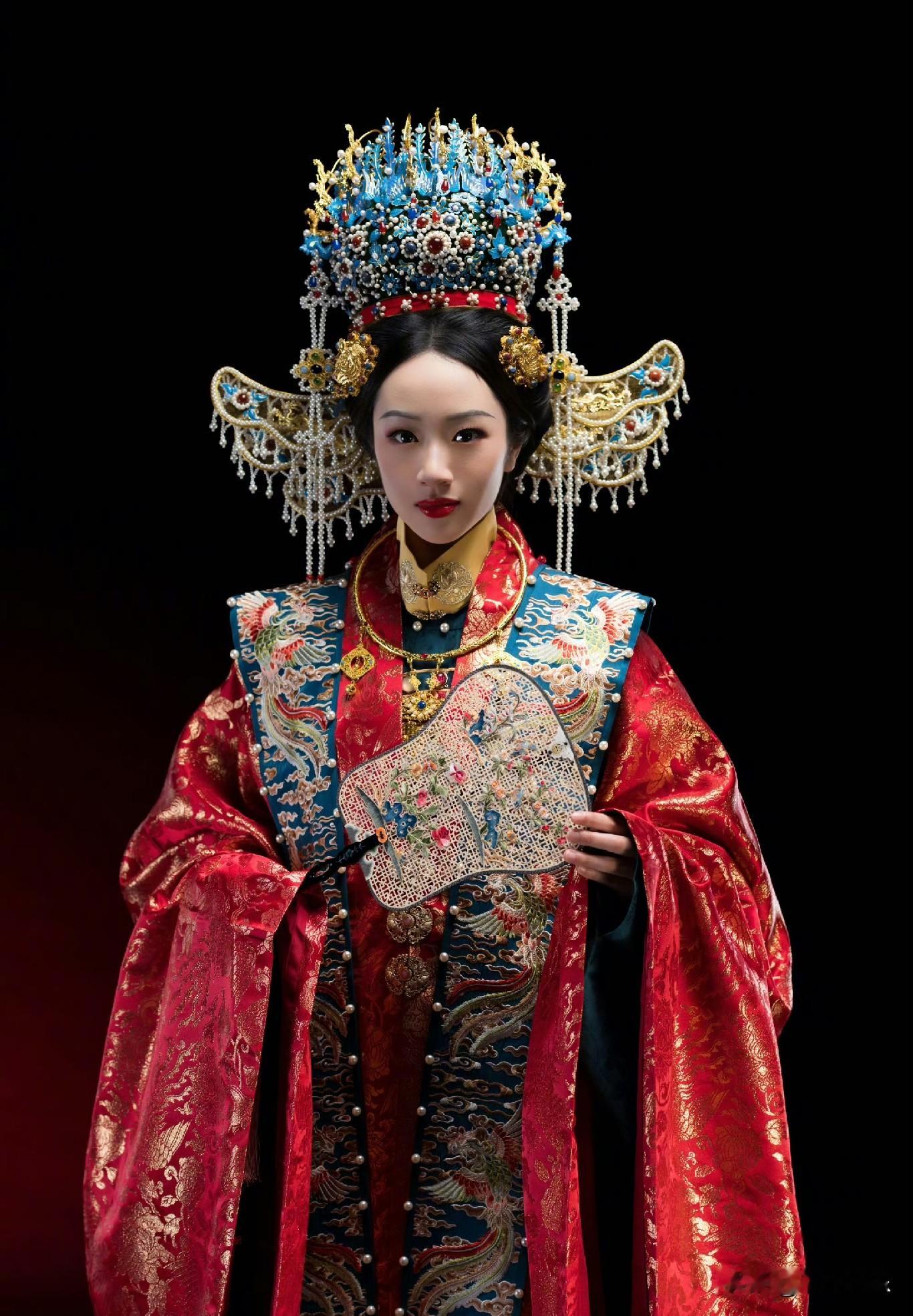 NeiNei真的出落得愈发漂亮，一身中式婚服温婉大气，妥妥把大家闺秀的模样具象化了。还记得小时候她穿婚纱的模样仿佛就在昨天，转眼间小姑娘已经长这么大。反观吴尊状态依旧，几乎没什么变化，很好奇究竟是怎么保养维持少年感的。