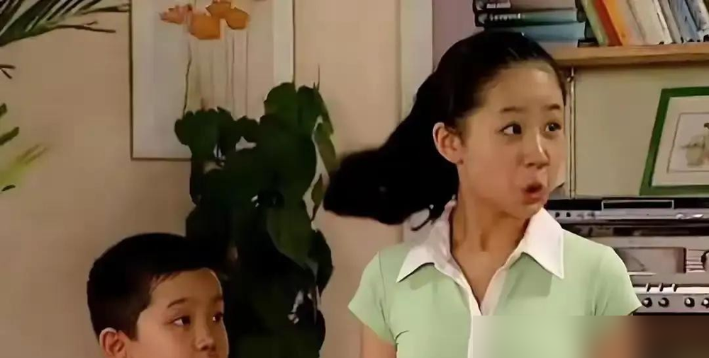 杨紫当年被换角那事，传得乱七八糟，她愣是一个字没出来撕。
后来人家干嘛去了？闷头拍了部《战长沙》。2014年央视八套播的，豆瓣9.1，至今还挂着。她那会儿刚北电毕业，演胡湘湘，从少女演到怀孕当妈。她自己都说，娃娃脸怕观众不信，结果台词一出来，全闭嘴了。
最狠的是她一句话：从没刻意转型，就是长大了