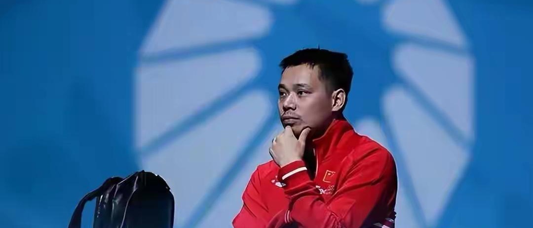 鞋子落地了，国羽成绩不下滑才怪！
刚刚收到确定消息，中国羽协主席、一把手张军官宣涉嫌严重违纪违法4个多月后，中国羽协副主席、二把手夏煊泽也官宣涉嫌严重违纪违法被查！

更狠的是，原副主席兼秘书长王伟也在同一天官宣被查。大当家、二当家、三把手，四个月之内全军覆没，这已经不是&