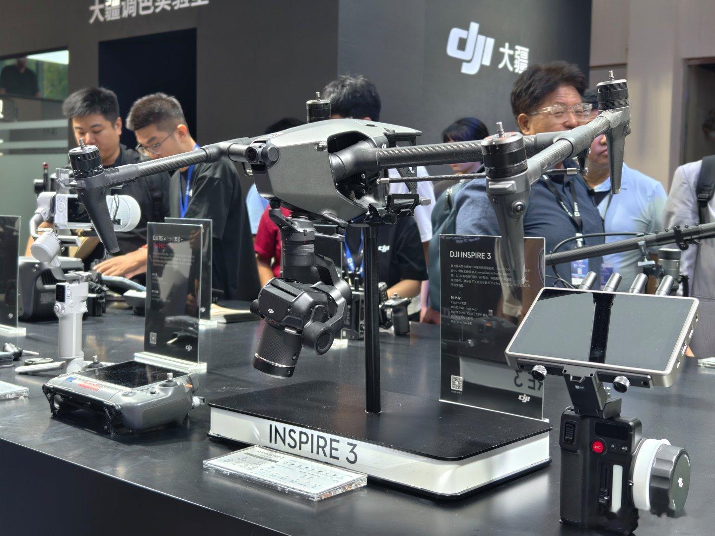 DJI大疆展台分为两部分，一半是Ronin、电源等行业应用，一半是OSMO系列手持小型产品，很多海外购物团儿怀揣着采购热情来了就走不动[允悲] 
大家看起来格外钟爱白色P4P，几天下去估计要被摸到包浆。。。 ​