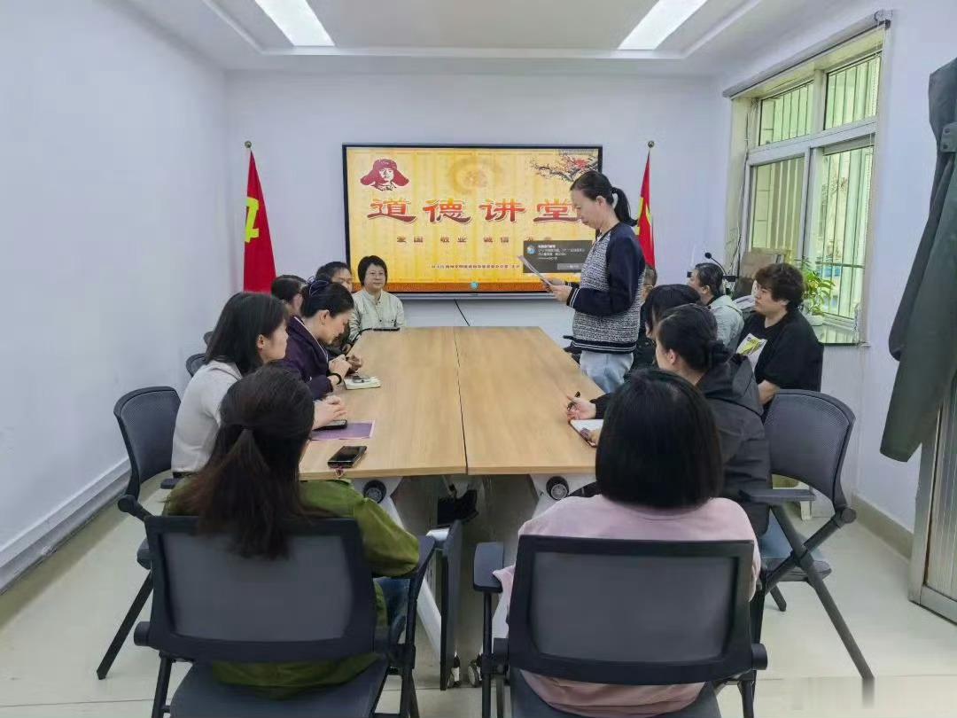 兰州安定门社区治理有温度【安定门社区近日家风润心传文明】近年来，安定门社区依托新时代文明实践站，将家风家教建设作为撬动善治的支点：开设道德讲堂，邀请道德模范和身边好邻居讲述孝老爱亲、守望相助的真实经历；针对不同年龄群体分类施策，组织孩子传承敬老美德，搭建平台让老中青居民分享治家箴言；结合时令节点常态化开展邻里互助等活动，让“百善孝为先”“一粥一饭当思来处不易”等朴素智慧浸润千家万户，引导家庭涵养好家风、传承好家教，厚植向上向善的文明土壤。（via:）同城热点创作计划兰州城关九州保障房17号楼封顶