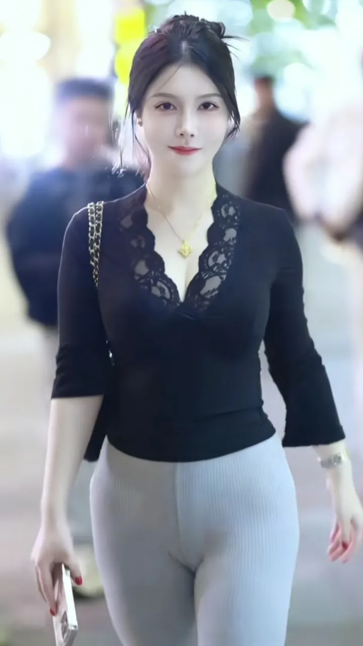 街拍美女，气质女神，成熟女性日常穿搭。都市时尚女郎，黑色蕾丝上衣搭配紧...