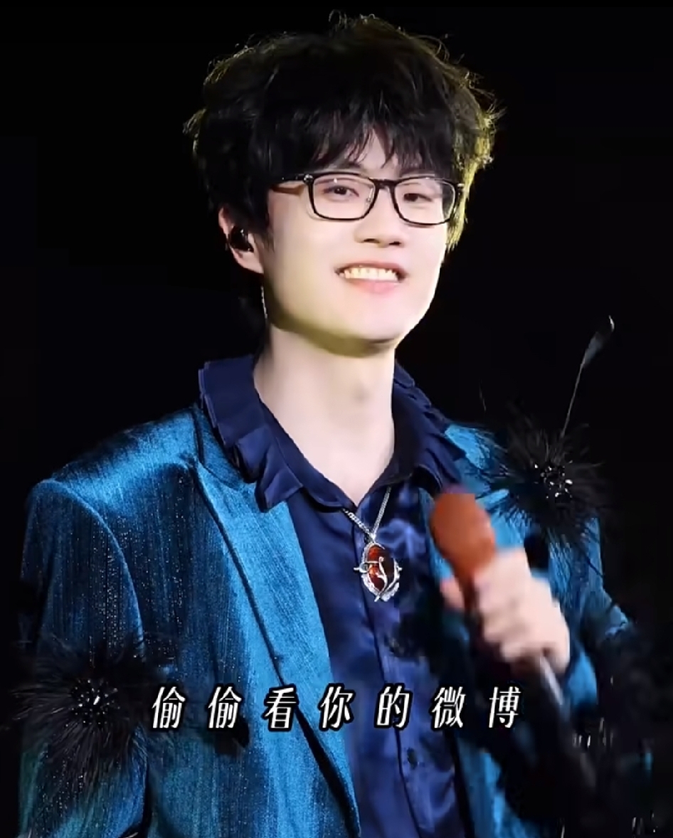 果然还是女人更了解女人，
我问闺蜜，为啥许嵩结婚会脱粉，
闺蜜白了我一眼说，还不是粉丝以为自己的偶像男神一样，没想到最后也没有免俗的娶了比自己小十几岁的老婆。

闺蜜说，现在的粉丝心里都认为，自家男神在自己心里无人能配，40多岁的许嵩即使结婚也要找很高级别的女人才能配得上。

结果最后许嵩找了比自己