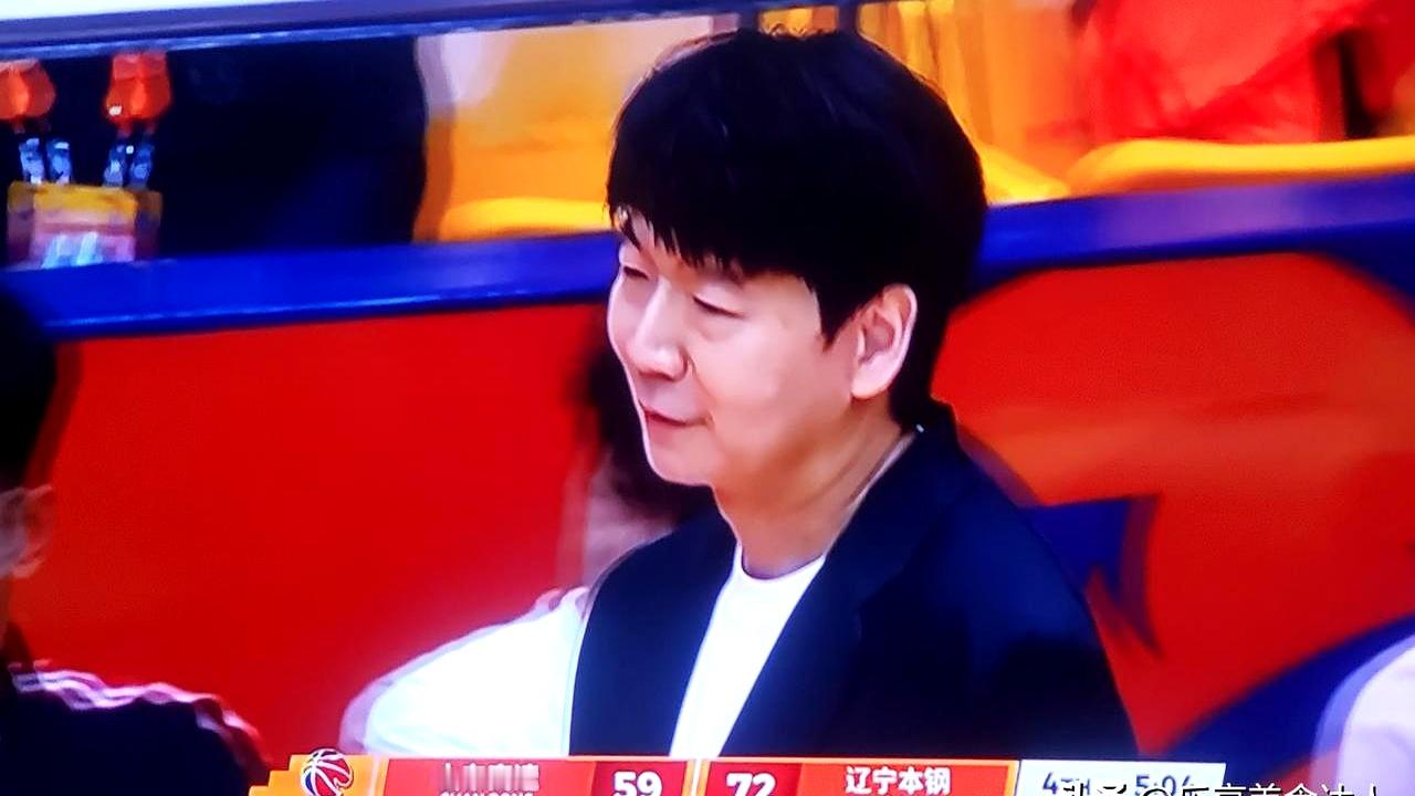 主场丢了，山东男篮又在首轮出局，尴尬得像老剧重播。 整场从第一节就自掘...