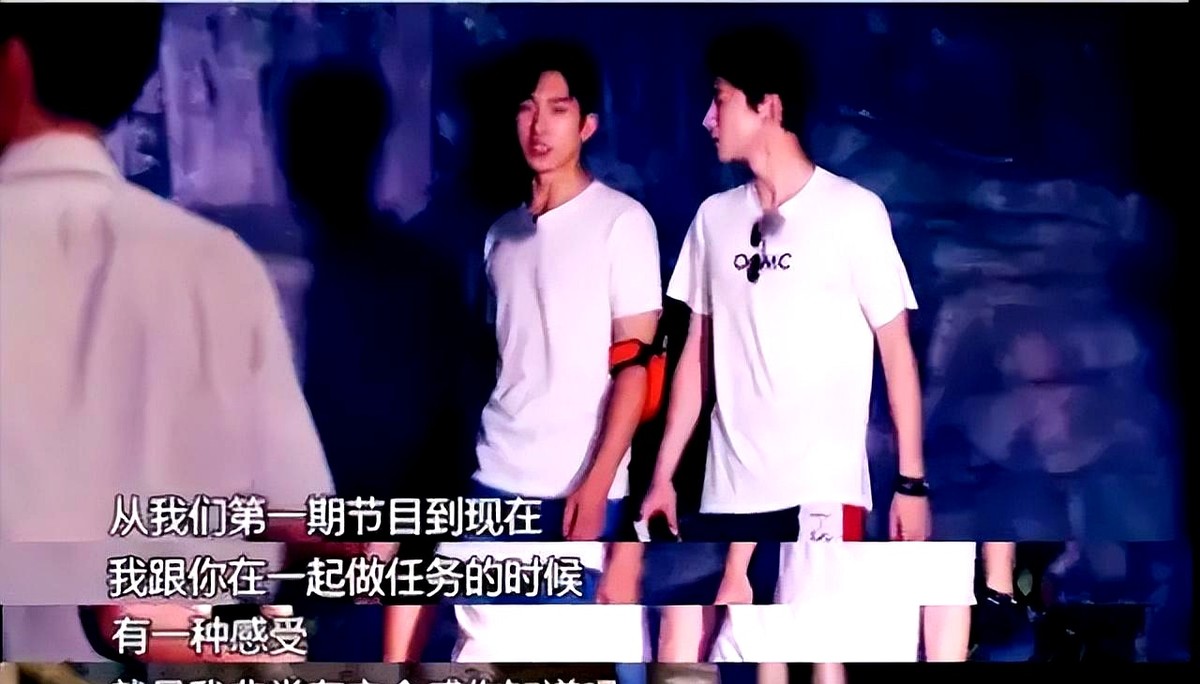 井柏然刚喊完热度破万送房子，白敬亭直接端着盆就来讨债了。

这波讨债还没捂热，井柏然反手一记绝杀，直接在评论区掀了老底，当场指认白敬亭早就不声不响把他的衣服顺走了。

起因是井柏然给新剧立了个离谱flag，说破万就把私服和房子打包送兄弟。结果白敬亭秒转发，那架势恨不得连夜雇卡车搬家。

俩人这波极限